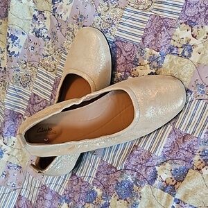 Clarks Women's Unstructured Darcey Vibe Flat Metallic Gold 9.5W